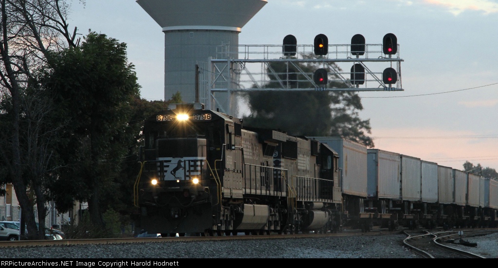 NS 8796 leads train 218 past the signals at Aycock